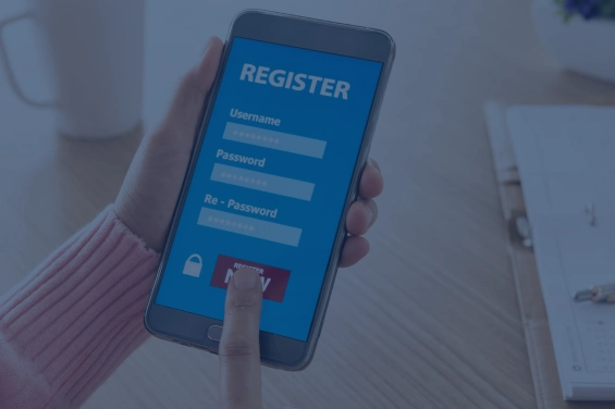 Hand met smartphone toont registratiescherm met velden voor gebruikersnaam en wachtwoord.